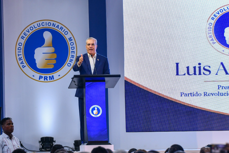 Abinader asume presidencia del PRM y llama a anteponer el país a intereses partidarios