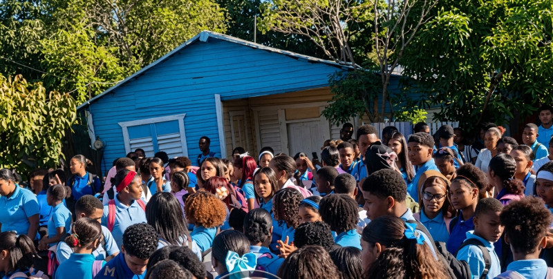 Falta de mobiliario e infraestructura frena el inicio de clases en escuelas de Juan de Herrera