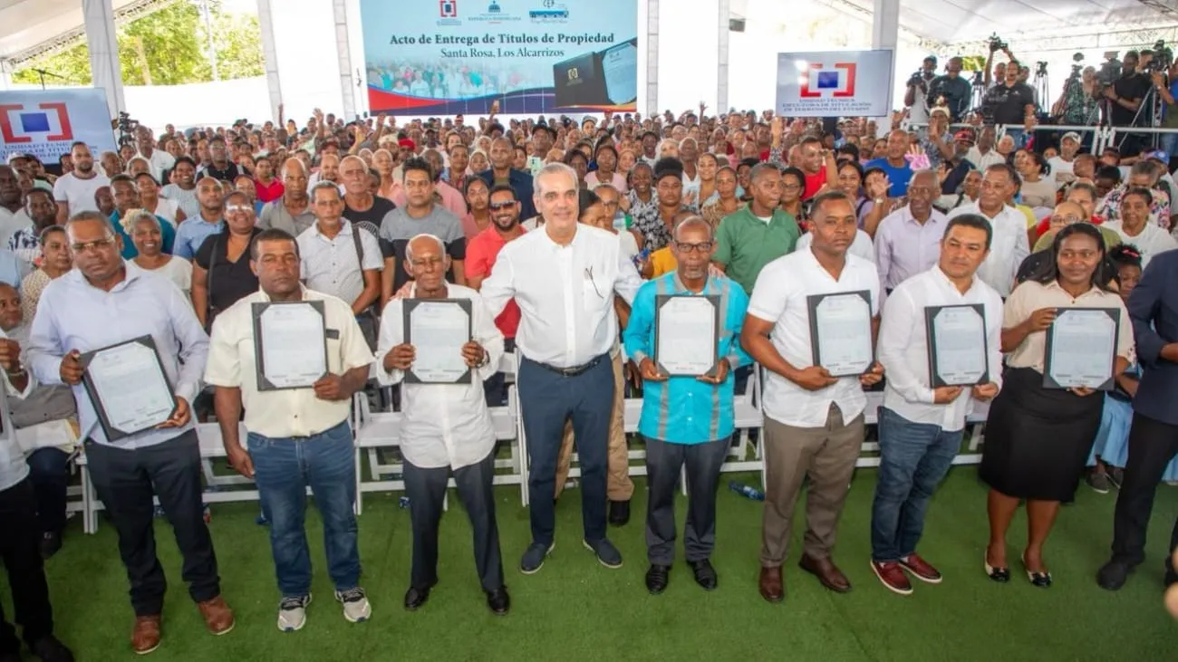 Abinader entrega 1,750 títulos de propiedad en Los Alcarrizos y anuncia asfaltado de calles