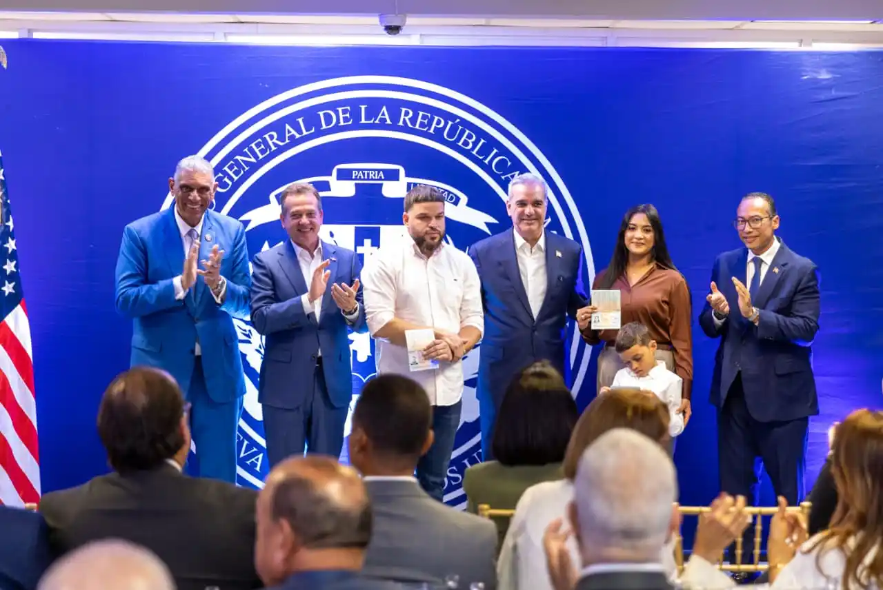 Abinader encabeza entrega pasaporte electrónico a dominicanos en NY, Nueva Jersey y Boston