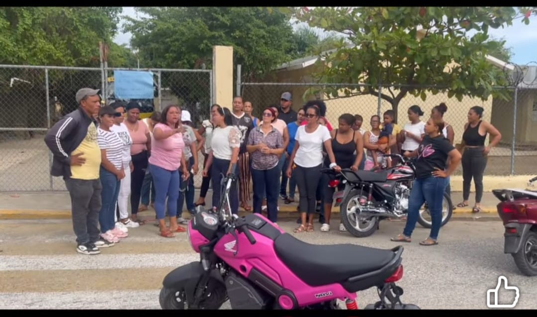 BOHECHÍO RECLAMA SOLUCIONES: MAESTROS, PADRES Y MADRES EXIGEN RESPETO A LA COMUNIDAD EDUCATIVA