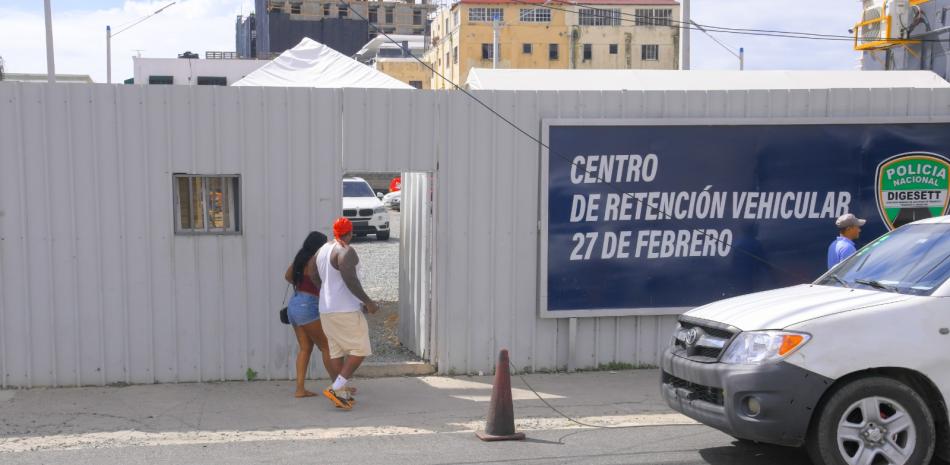 Extranjeros que asistieron a partido RD-Haití siguen en busca de sus vehículos retenidos