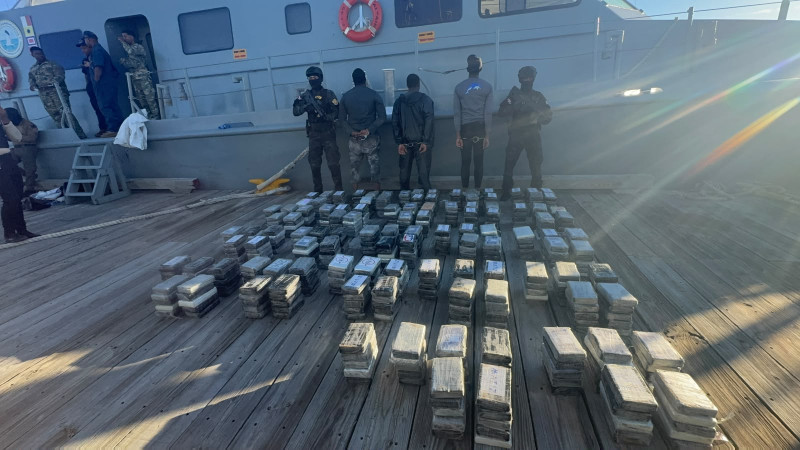 Arrestan a tres hombres con 555 paquetes de cocaína en las costas de Baní