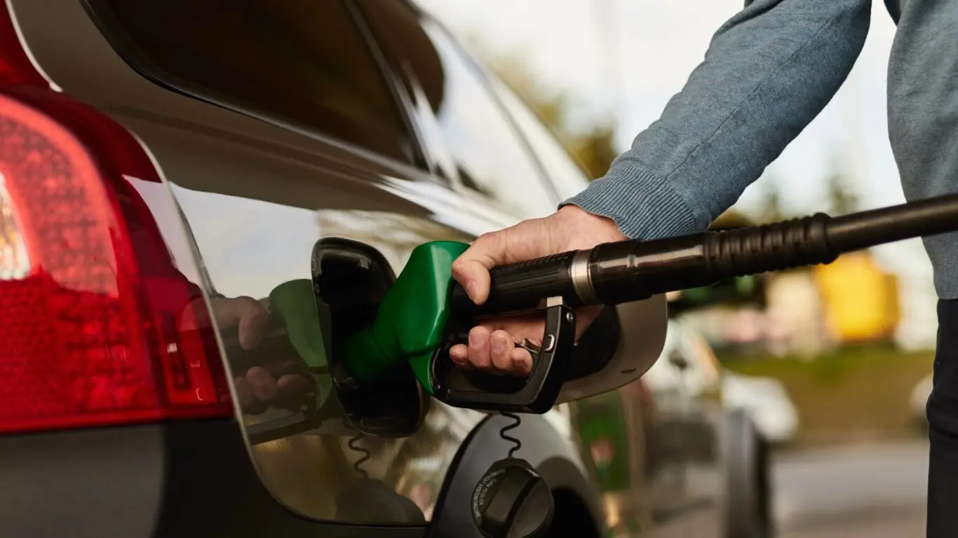 Sin nuevos aumentos: Gobierno mantiene estables los combustibles