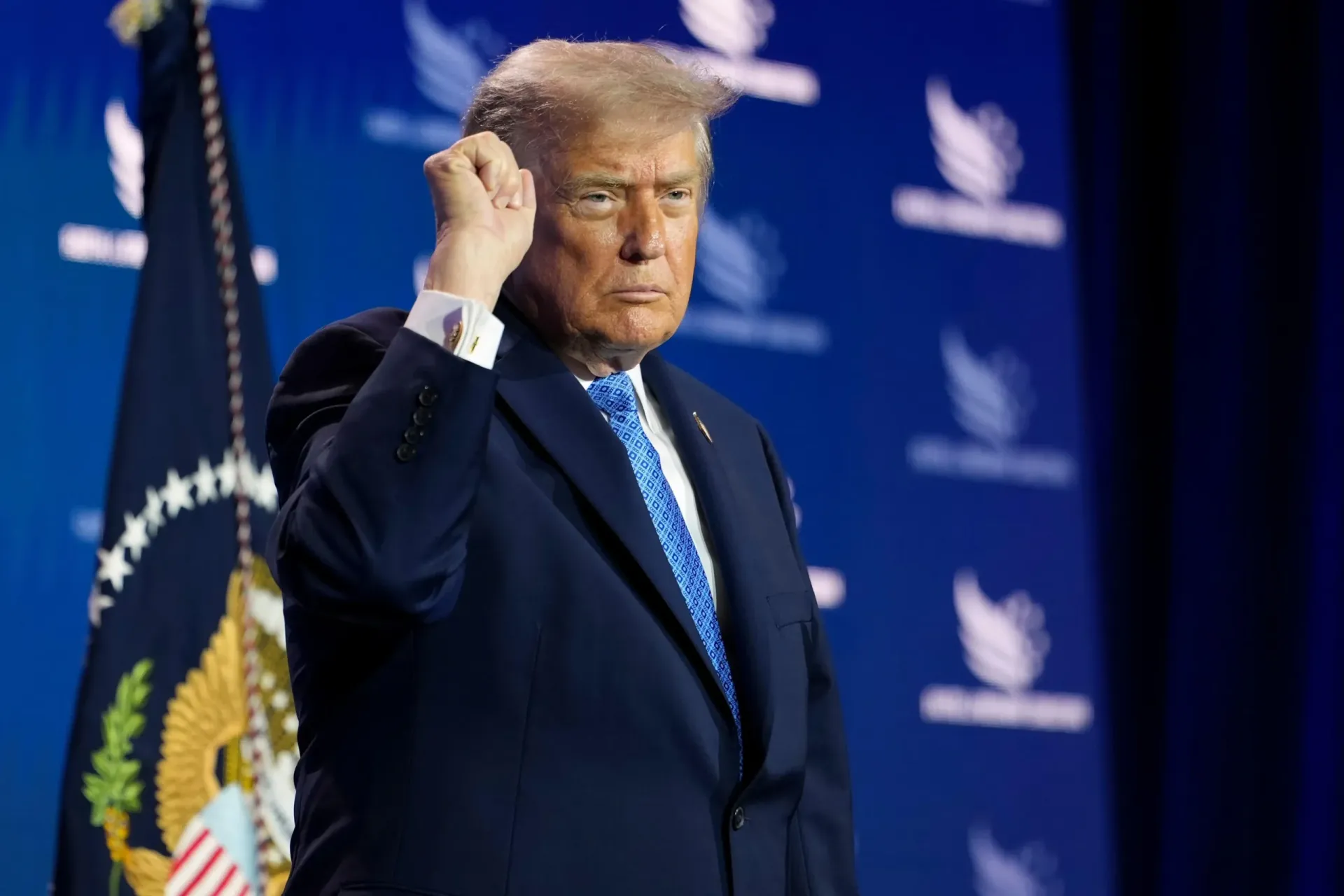 Trump amenaza con atacar «muy fuerte» a Irán si está detrás del incidente en el vuelo de Flydubai