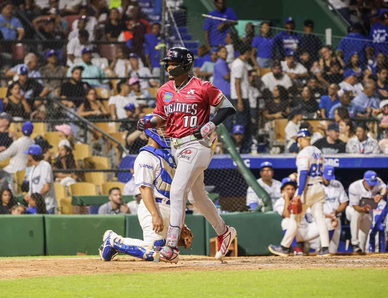 Jefferson Rojas conecta dos jonrones en triunfo de los Gigantes sobre el Licey