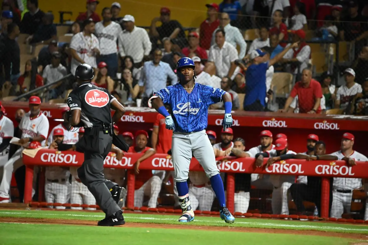 El Licey envía claro mensaje a los bicampeones con «pela» 12-2 en inicio de temporada