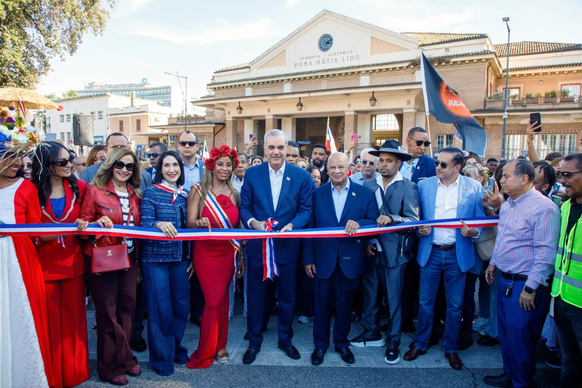 Abinader inaugura la Parada Dominicana en Roma y resalta el orgullo patrio