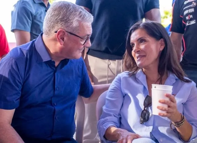¡Juntos de nuevo! Gonzalo Castillo y embajadora Leah Campos coinciden en Baní
