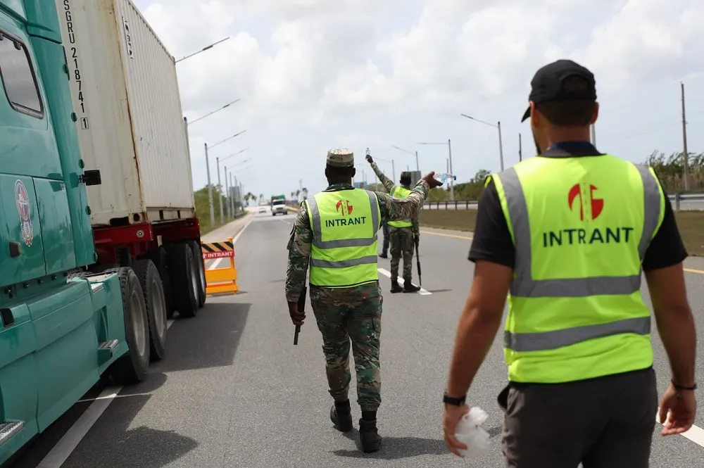 INTRANT retiene seis vehículos por transporte ilegal en Ciudad Juan Bosch