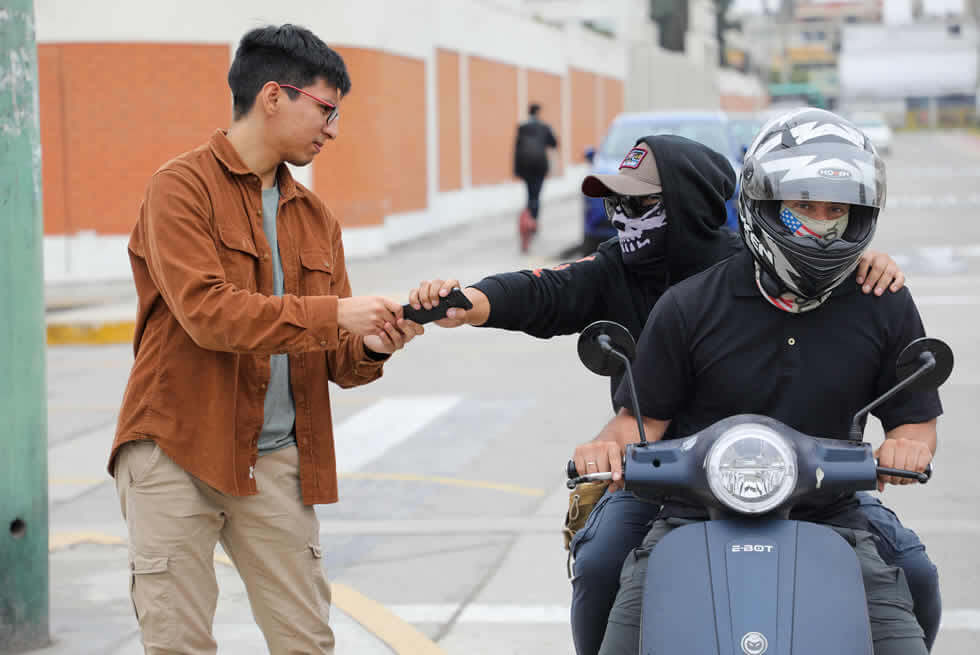 Desconocidos a bordo de una motocicleta despojan de cartera y teléfono celular al periodista y locutor Rodolfo Ramírez en Villa Mella